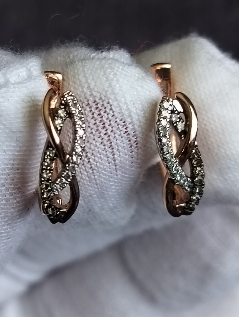 10k Rose Gold earrings with Diamonds.